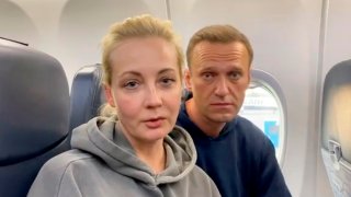 El líder opositor ruso, Alexéi Navalni, en un vuelo de regreso a Rusia.