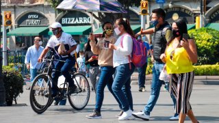 Grupo de personas camina por el Centro Histórico de Ciudad de México