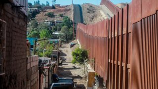 Vista general del muro fronterizo en Tijuana