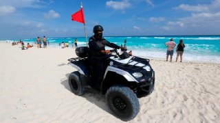 Policía en moto vigila las playas de Cancún