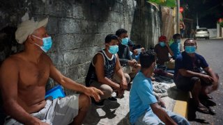 Migrantes duermen en las calles de Chiapas