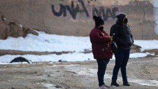 Dos personas caminan en Ciudad Juárez