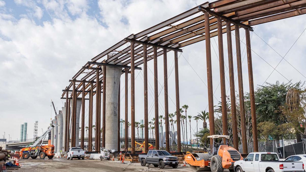 Completan tercer puente peatonal en LAX Telemundo 52