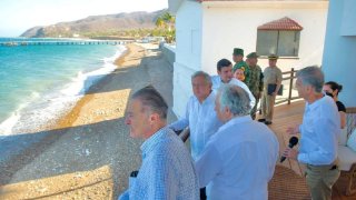 AMLO y funcionarios mexicanos visitan la exprisión de las Islas Marías