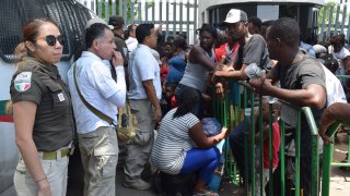 Migrantes con autoridades mexicanas en Chiapas