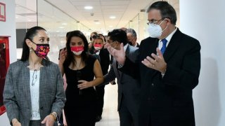 El canciller y la jefa de gobierno de Ciudad de México caminan con una comitiva