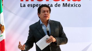 El dirigente del partido gobernante en México dando un discurso