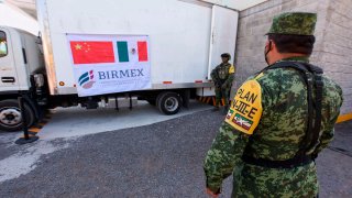 Soldados mexicanos custodian vacunas de CanSino envasadas en México