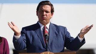 Foto del gobernador Ron DeSantis, el 6 de enero, 2021, en Miami Gardens, Florida.