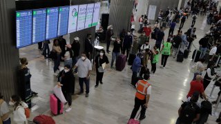 Viajeros en el aeropuerto internacional de la Ciudad de México.