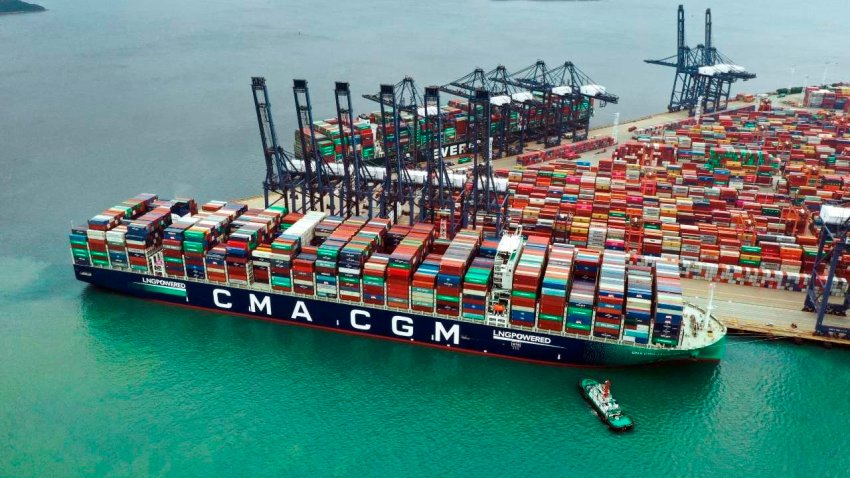 Fotografía cedida por la compañía CMA CGM que muestra el buque portacontenedores CMA CGM Argentina, el más grande que jamás haya arribado a una terminal portuaria del estado de Florida (EEUU), informaron las autoridades. EFE/ Cma Cgm