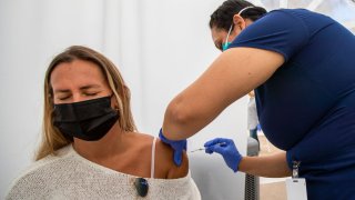 Reportaron que en EEUU unas 5,800 personas vacunadas se contagiaron del coronavirus.