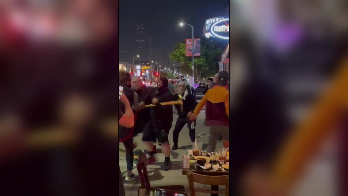 Acusan a dos hombres de delitos de odio en ataque ocurrido afuera de un restaurante - Vimarsana News