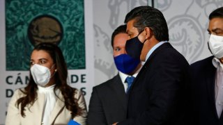 El gobernador de Tamaulipas y otras tres personas, una de ellas mujer, en el Congreso federal. Todos usas cubrebocas.