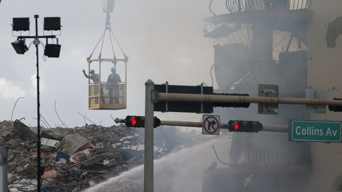 Derrumbe de edificio en Miami Beach: Incendio bajo los escombros dificulta labores de rescate – Telemundo 52 - Vimarsana News