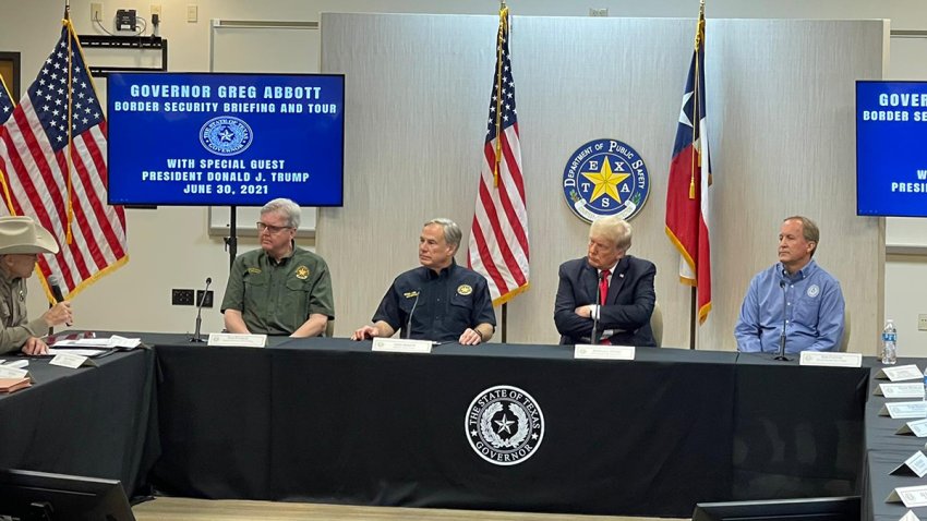 Vicegobernador Dan Patrick, gobernador Greg Abbott, expresidente Donald Trum y procurador de Texas Ken Paxton.