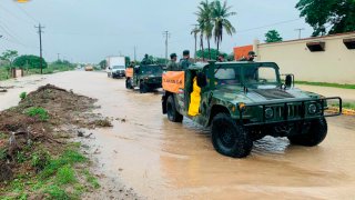 Vehículos militares que apoyan a las comunidades inundadas en Oaxaca