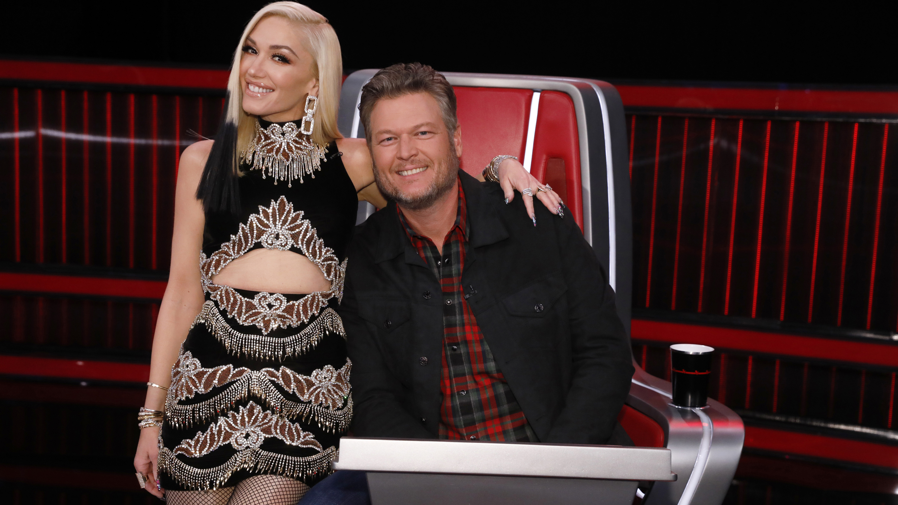 Coche De Lujo Del Negro Del Vehículo Con El Cielo Dramático Crepuscular De  La Falta De Definición Foto de archivo - Imagen de fondo, viaje: 99152146, image size:3000x1687