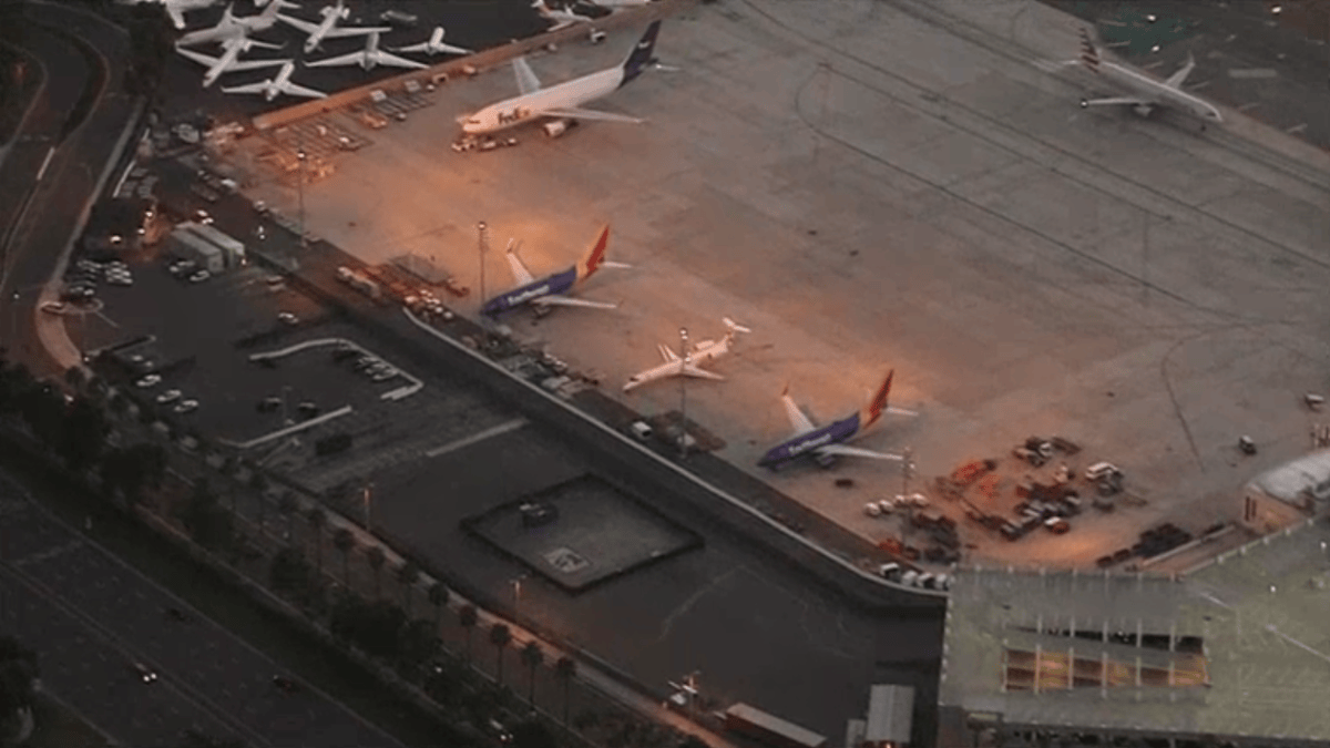 Evacuación preventiva tras "incidente de seguridad" en el aeropuerto John Wayne – Telemundo 52 - Vimarsana News