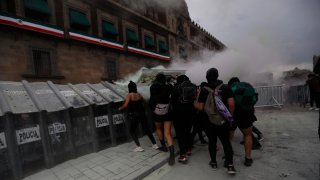 Feministas mexicanas enfrentan a la policía frente a Palacio Nacional