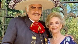 Vicente Fernández vestido de charro junto a su esposa Cuquita Abarca
