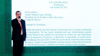 Canciller de México junto al texto de una carta proyectado a gran tamaño