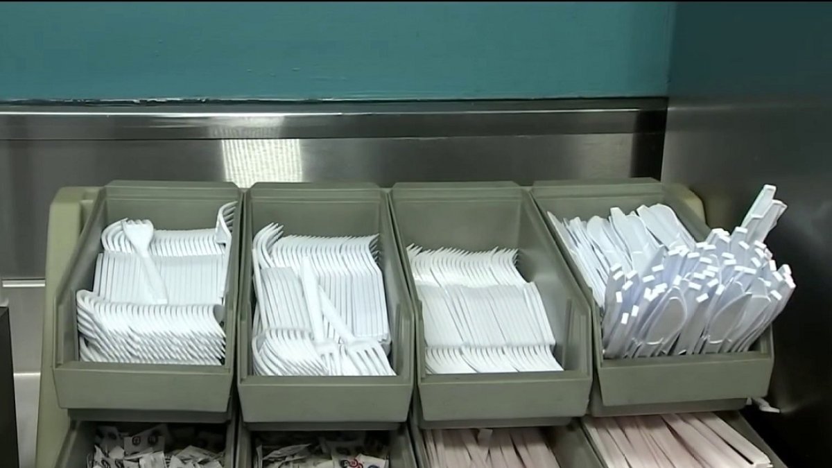 Utensilios plásticos solo a petición en la ciudad de Los Ángeles