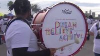 Banda musical del LAUSD prepara su marcha en el Desfile de las Rosas