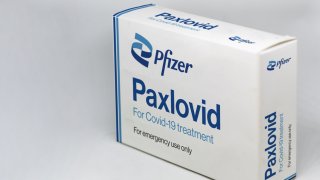La Administración de Alimentos y Medicamentos (FDA, por sus siglas en inglés) autorizó este miércoles el uso de emergencia de Paxlovid de Pfizer, la primera píldora para el tratamiento del COVID-19.