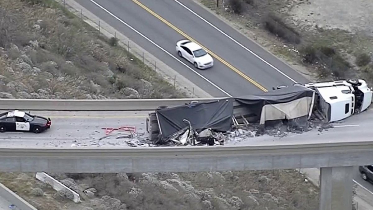 Camión de carga se accidenta y bloquea los carriles de la autopista 5 ...