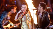 GLENDALE, AZ - FEBRUARY 01: Singers Katy Perry and Lenny Kravitz perform during the Pepsi Super Bowl XLIX Halftime Show at University of Phoenix Stadium on February 1, 2015 in Glendale, Arizona. (Photo by Christian Petersen/Getty Images)