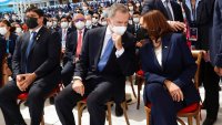 Kamala Harris y el rey de España conversan durante la investidura de la presidenta de Honduras