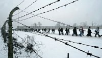Recuerdan el Holocausto a 77 años de la liberación del campo de exterminio de Auschwitz
