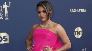 La actriz hispana Ariana DeBose fue registrada este domingo al posar en la alfombra roja de los premios del Sindicato de Actores de Hollywood (SAG Awards, en inglés), en Santa Monica, California.