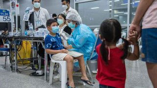 Un trabajador de la salud administra una dosis de la vacuna pediátrica Covid-19 Pfizer a un niño.