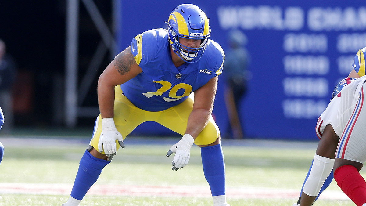 Un veterano de la línea ofensivo llega para entrenar con los Rams