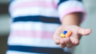 Imagen genérica de un niño con medicamentos.