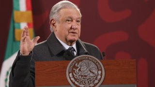 La difusión de esta encuesta se produce apenas dos semanas antes de que se produzca el 10 de abril la consulta de revocación de mandato, propuesta por el propio López Obrador.