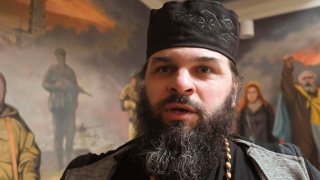 El padre Makariy vive en un monasterio en Kiev.