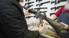 Aprueban ordenanzas para fortalecer el control de armas en el condado de Los Ángeles