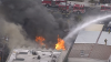 Bomberos combaten incendio en edificio de North Hollywood tras derrumbe de techo