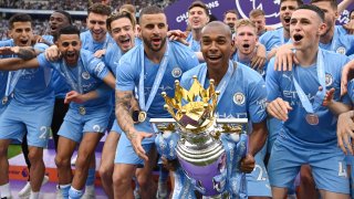 Fernandinho del Manchester City se prepara para levantar el trofeo de la Premier League con sus compañeros de equipo Riyad Mahrez, Jack Grealish, Kyle Walker, Phil Foden y Kevin De Bruyne durante el partido de la Premier League entre el Manchester City y el Aston Villa en el Etihad Stadium el 22 de mayo de 2022 en Manchester. , Inglaterra.