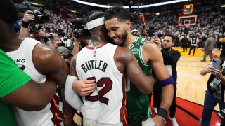 Jimmy Butler #22 del Miami Heat y Jayson Tatum #0 de los Boston Celtics hablan después del Juego 7 de las Finales de la Conferencia Este de los Playoffs de la NBA de 2022 el 29 de mayo de 2022 en FTX Arena en Miami, Florida.