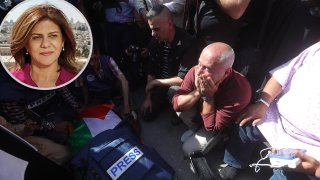 Periodistas palestinos lloran cerca del cuerpo de la periodista de Al-Jazeezira Shireen Abu Akleh en la ciudad cisjordana de Jenin.
