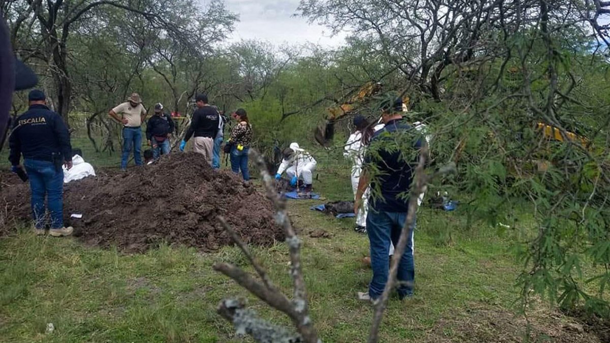Hallan fosas clandestinas con 14 cadáveres en Michoacán Telemundo 52