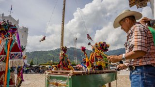 Los hombres suben de dos en dos el palo de 30 metros hasta llegar a la cima, donde se amarran un lazo a las piernas y los tobillos, para después lanzarse juntos al vacío en honor al santo Santiago Apóstol. Se trata de la "Danza del Palo Volador", una tradición que cada año le da un color especial a Cubulco, en el norte de Guatemala.