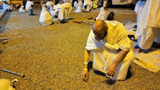 Peregrinos musulmanes a La Meca recogen piedras para la ceremonia de lapidar al diablo, en las cercanías de esa ciudad sagrada para el Islam.