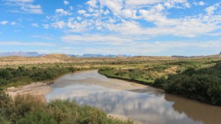 Los esfuerzos por salvar al pez, tropiezan con la demanda de agua y el cambio del clima.