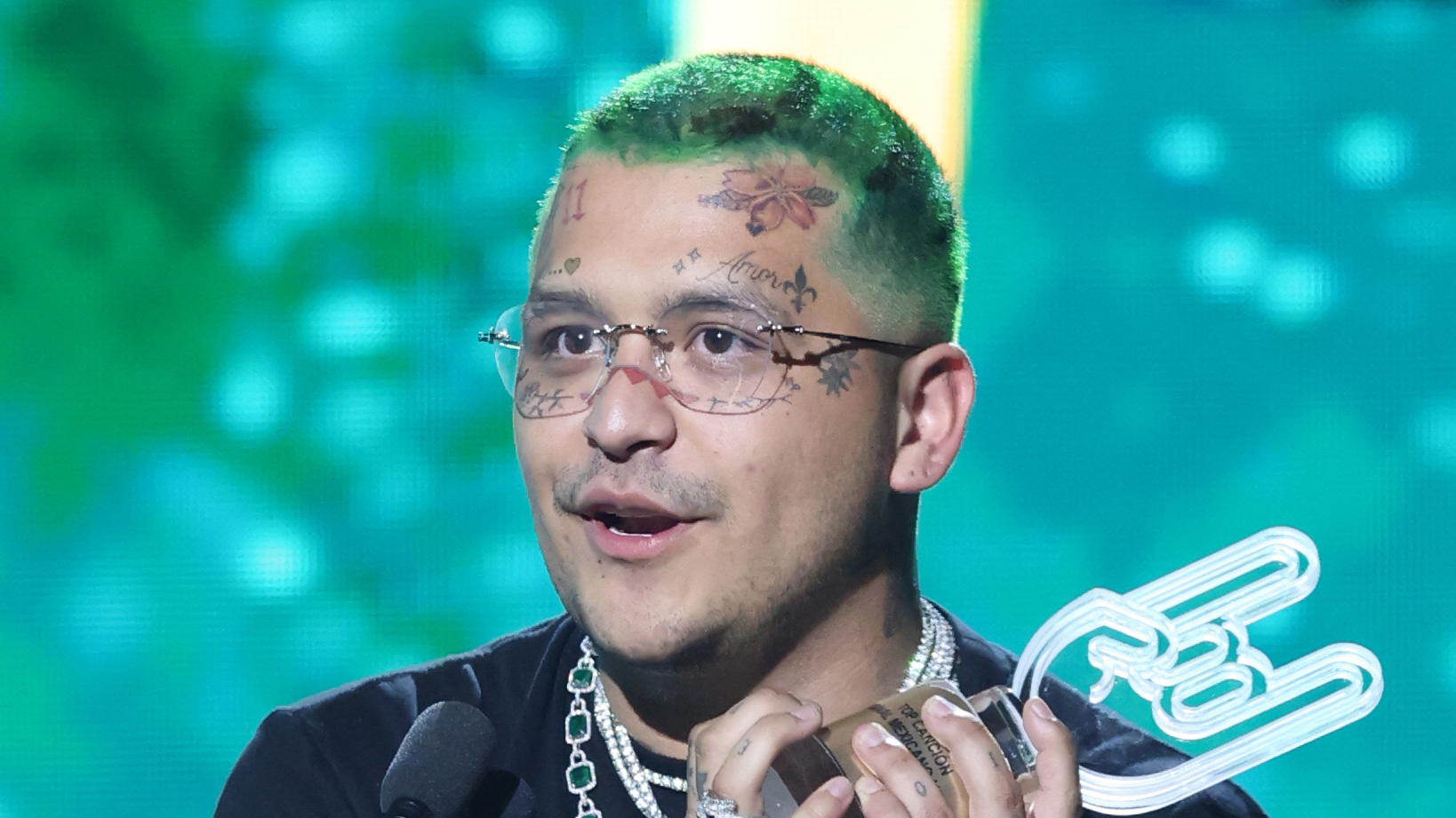 Video: desaparecen los tatuajes de la cara de Christian Nodal – Telemundo 52