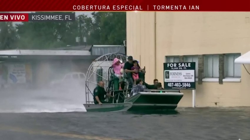 Hasta en aerolanchas: rescatan a familia con niños y su perro de zona inundada en Florida